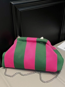 Borsa a tracolla in maglia a righe rosa e verdi con sottile catena in metallo argento