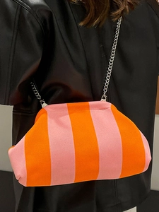 Borsa a tracolla in maglia a righe rosa e arancione con catena argento su modella