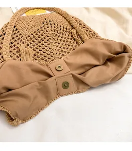 Gros plan sur le fermoir magnétique et la doublure tissée du sac fourre-tout en paille