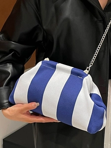 Borsa a tracolla alla moda a strisce bianche e blu con una sottile catena in argento