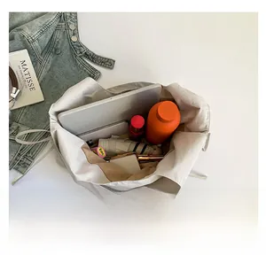 Geräumige beige Tragetasche mit Platz für Tablet, Flasche und wichtige Alltagsgegenstände