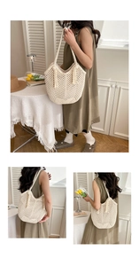 Détail du motif ajouré tissé à la main et longues franges sur un sac fourre-tout beige