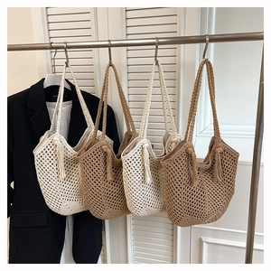 Détail de sacs fourre-tout au crochet avec franges et doublure intérieure tissée
