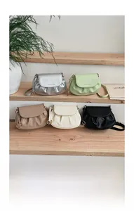 Cinq sacs à bandoulière minimalistes de style nuage froncé en différentes couleurs variés