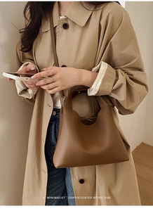 Detalle de bolso en cuero marrón granulado lichi de estilo retro y minimalista