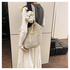 Vue détaillée du sac cabas au crochet avec franges et accessoire en ruban de satin