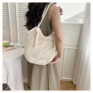 Détail du sac cabas fait main crème avec des franges et des motifs de crochet en résille