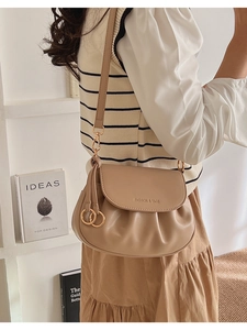 Détail du sac bandoulière abricot avec fond plissé et bandoulière en cuir