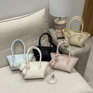Vue détaillée de sacs cabas en cinq couleurs avec glands et bandoulières amovibles