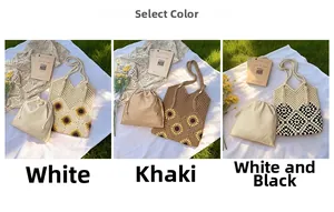 Vue détaillée de sacs cabas au crochet faits main avec motifs tournesol et géométriques