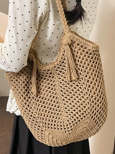 Sac hobo en tricot kaki fait main avec franges et bandoulière porté par mannequin