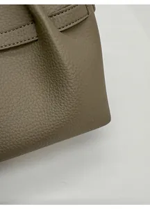 Gros plan détaillé de la texture grainée et des coutures sur le sac seau chic