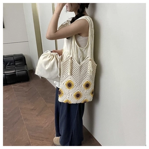 Détail d'un sac cabas tissé main avec motif tournesol au crochet et pochette intérieure
