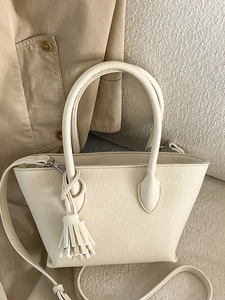 Sac Seau en Cuir PU Minimaliste pour Femme Avec Décoration à Franges Sac à Main Polyvalent Sac à Bandoulière Mode Navettage