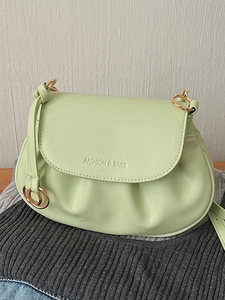 Sac bandoulière demi-lune vert menthe tendance avec design plissé et détails dorés