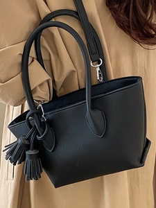 Sac seau noir minimaliste avec breloque à franges et bandoulière amovible