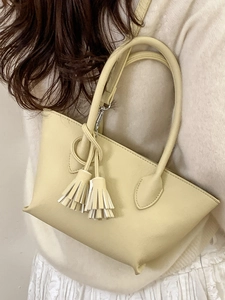 Sac seau beige minimaliste à franges avec double poignée pour un look mode féminin chic
