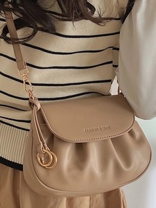 Sac bandoulière beige plissé tendance avec anneau métallique et logo embossé