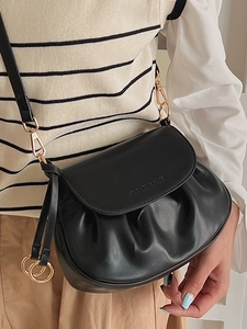 Sac bandoulière plissé noir à la mode pour femme avec finitions métalliques dorées