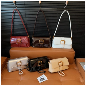 Sacs à main brillants en six couleurs avec boucles dorées en forme de fer à cheval