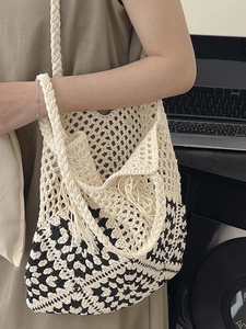 Sac fourre-tout tissé ajouré avec motifs géométriques noirs et blancs et franges