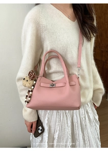 Sac seau rose à grain litchi avec fermoir tournant en métal et pendentif chien peluche