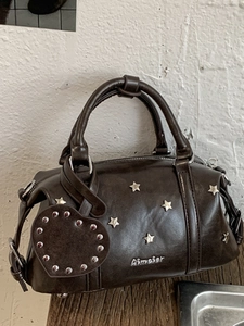 Sac Boston Femme en Cuir PU Rétro Avec Rivets Étoiles Pendentif Cœur Sac à Bandoulière Minimaliste Urbain Quotidien