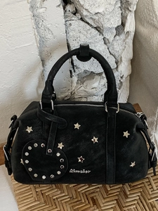 Sac Boston noir vintage avec clous en étoile et breloque cœur au style chic