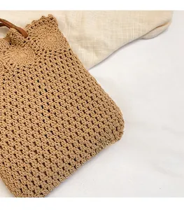 Gros plan détaillé du tissage au crochet fait main avec des anses en cuir marron