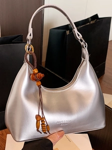 Bolso hobo plateado metálico con una decoración única de cuentas de madera marrón