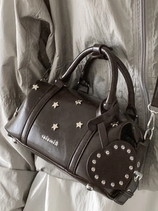 Sac Boston vintage marron pour femme avec clous en étoile et breloque cœur