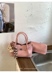 Sac seau en cuir rose à texture litchi avec pendentif ours et pochette assortie