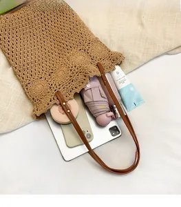 Vue de dessus du sac à bandoulière tissé montrant l'intérieur spacieux avec tablette