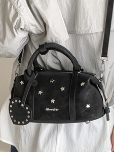 Sac Boston chic en daim noir avec rivets étoiles argentées et pendentif cœur pour femme