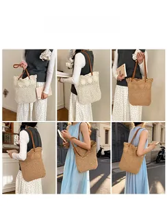 Détail de sacs de plage tissés ajourés beige et kaki avec poignées en cuir