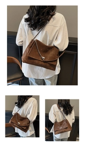 Vue détaillée du sac cabas en cuir mat marron avec bandoulière en chaîne métallique
