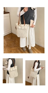 Détail du sac cabas en maille ajourée blanc cassé avec une bandoulière en cuir marron