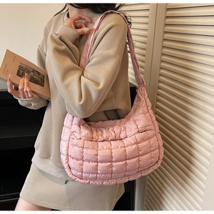 Vista dettagliata della borsa trapuntata rosa con texture in tessuto leggero e soffice