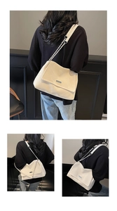 Détails du sac fourre-tout blanc crème avec chaîne argentée et plaque logo métal