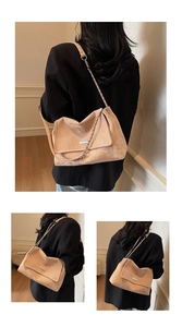 Détail du sac hobo abricot avec chaîne en métal et texture mate et souple