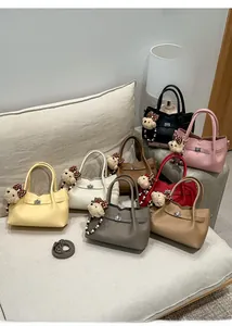 Sacs seaux en cuir à motif litchi en plusieurs couleurs avec breloques d'ours et verrous
