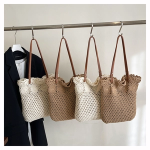 Détails de sacs fourre-tout en paille tissée avec anses cuir et motifs crochetés