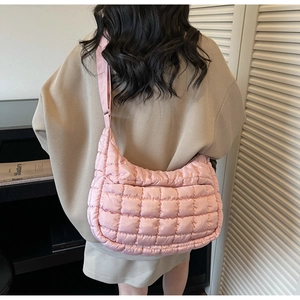 Dettaglio di una borsa a bolle trapuntata rosa con forma hobo morbida e trama a sbuffo