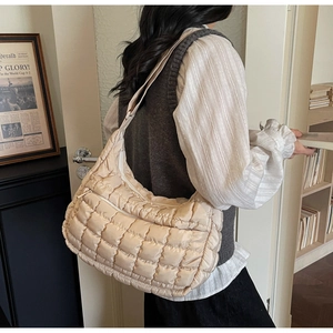 Borsa a spalla trapuntata beige in nylon di alta qualità con trama a bolle alla moda