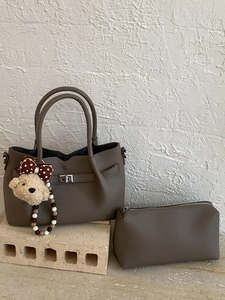 Sac seau chic en cuir grainé taupe avec breloque ours et pochette assortie