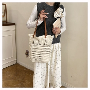Détails du sac cabas beige au crochet avec motif tournesol et anses en cuir brun