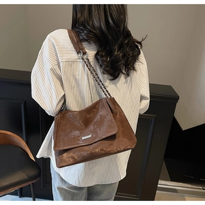 Vue détaillée du sac en cuir PU vintage marron foncé avec bandoulière à chaîne argentée