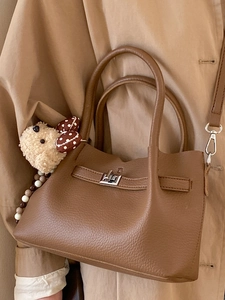 Sac seau en cuir marron avec fermoir rotatif argenté et charmant ours en peluche