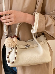 Sac seau minimaliste en cuir grainé beige avec charme ours et bandoulière perlée