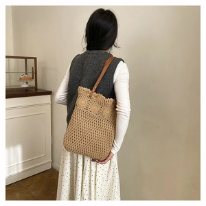 Détail du sac en paille tissé ajouré avec motif tournesol au crochet et bandoulière